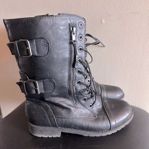 Military boots with pocket